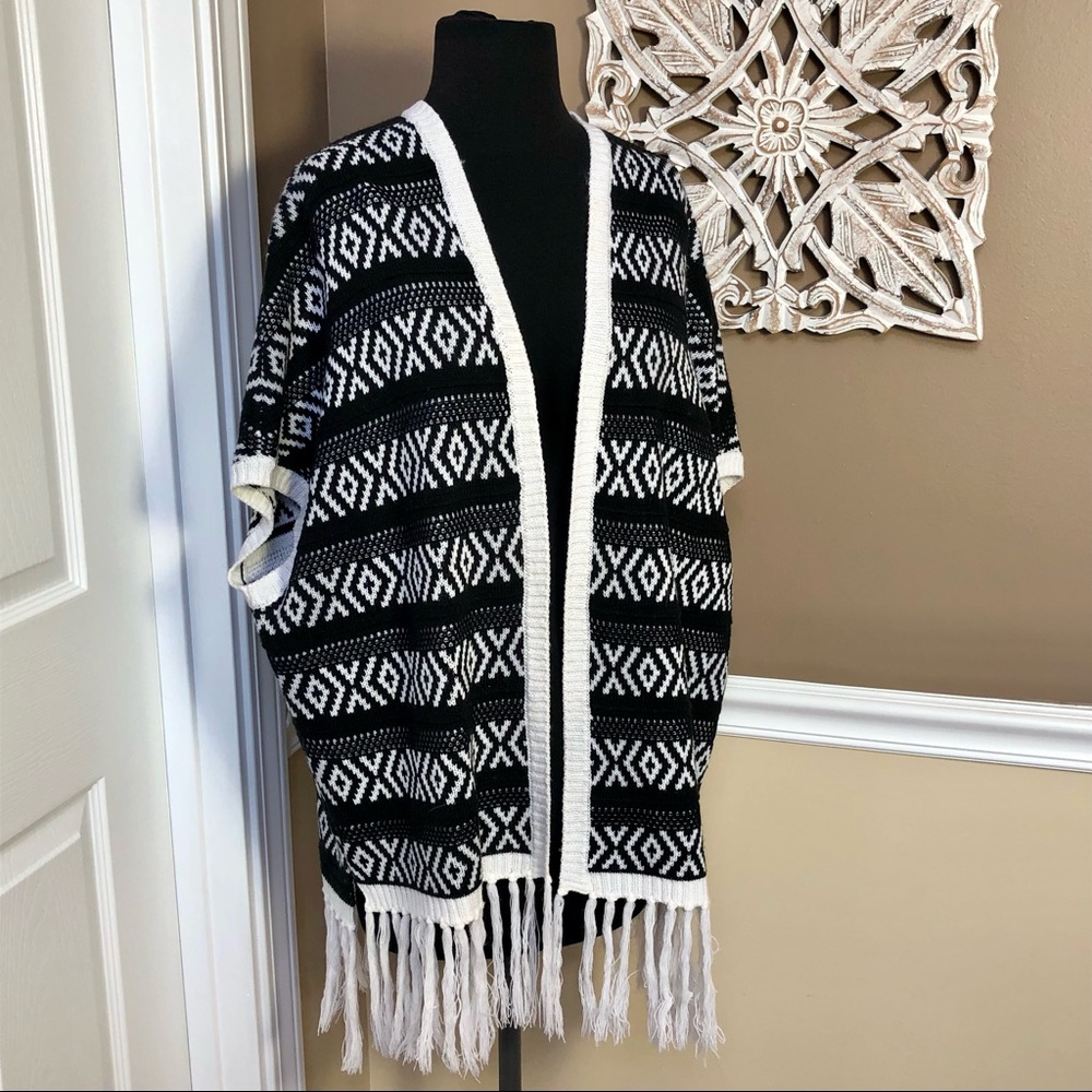 ⭐️ Black Rivet Black & White Fringe Aztec Southwest Poncho Shrug Size: MEDIUM
